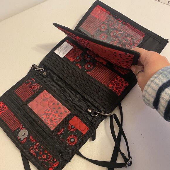 Donna Sharp Quilted Black Red Floral Crossbody Wallet Purse Cards Holder VTG - Picture 3 of 7